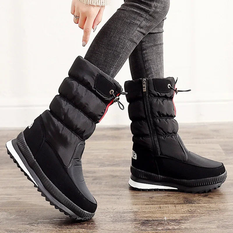 Bota Feminina Plataforma com Forro Peluciado e Acabamento Impermeável – (Promoção de Inverno 2025)