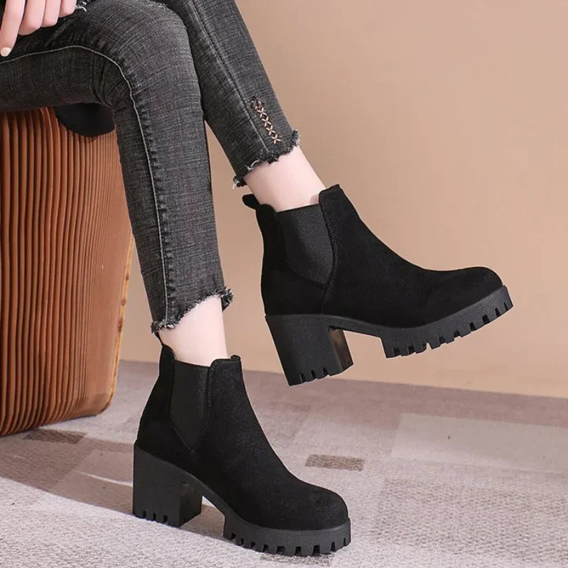 Bota Feminina de Cano Curto com Salto Quadrado Solado Grosso – (Promoção de Inverno 2025)