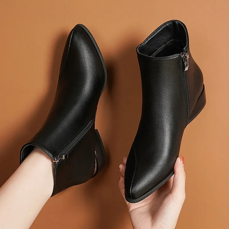 Bota Feminina Modelo Curto Com Detalhes Prateados