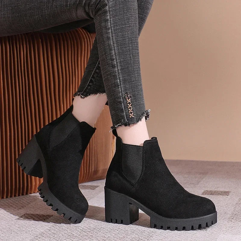 Bota Feminina de Cano Curto com Salto Quadrado Solado Grosso – (Promoção de Inverno 2025)