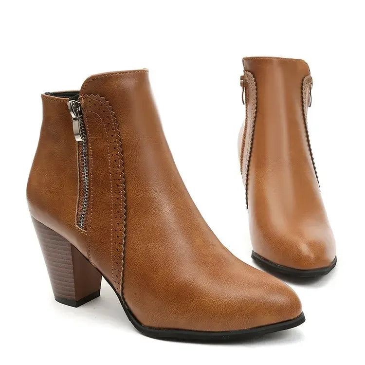 Bota de Couro Casual Clássica com Salto