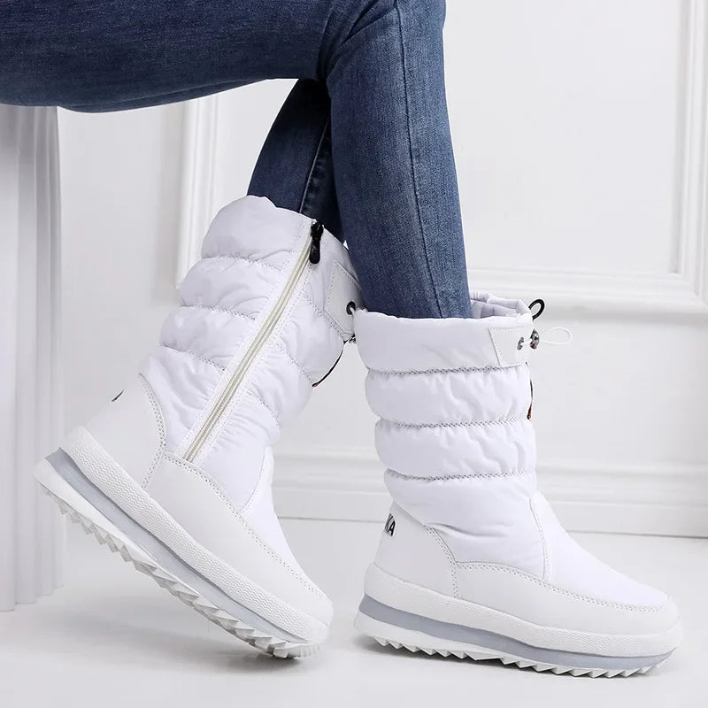 Bota Feminina Plataforma com Forro Peluciado e Acabamento Impermeável – (Promoção de Inverno 2025)
