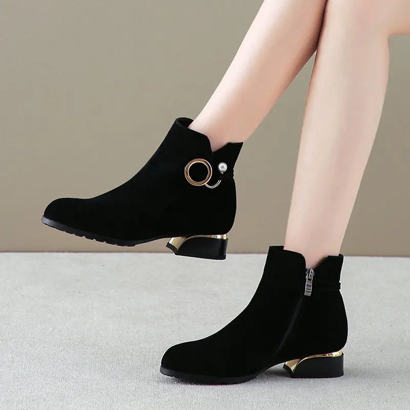 Bota Curta Feminina Com Fivela E Detalhes Dourados