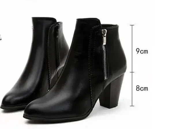 Bota de Couro Casual Clássica com Salto