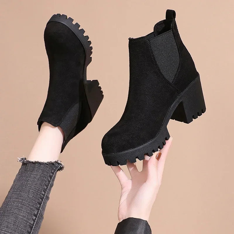 Bota Feminina de Cano Curto com Salto Quadrado Solado Grosso – (Promoção de Inverno 2025)