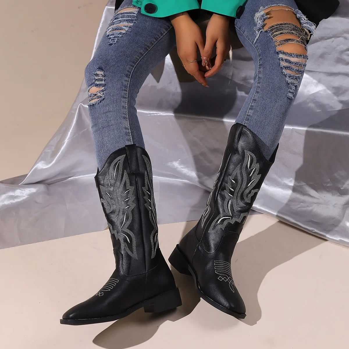 Bota Feminina Estilo Country Com Bordado E Recorte Frontal Tendência