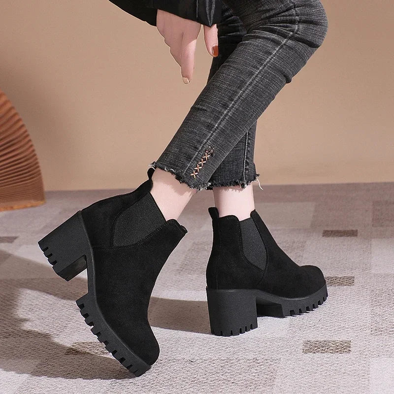 Bota Feminina de Cano Curto com Salto Quadrado Solado Grosso – (Promoção de Inverno 2025)
