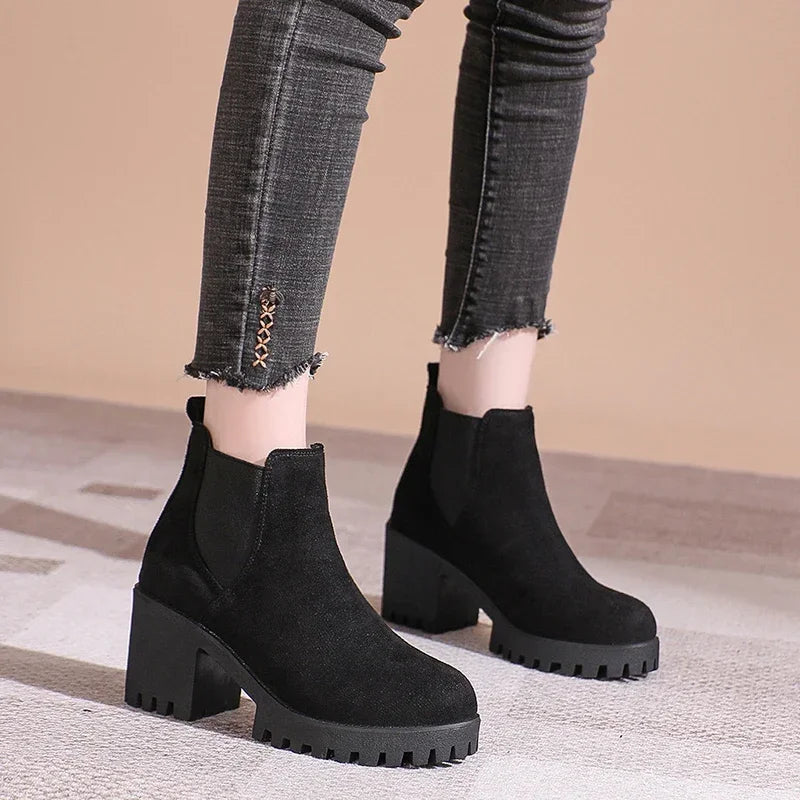 Bota Feminina de Cano Curto com Salto Quadrado Solado Grosso – (Promoção de Inverno 2025)