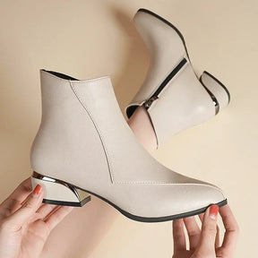 Bota Feminina Modelo Curto Com Detalhes Prateados